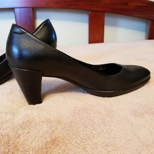Ecco black pumps